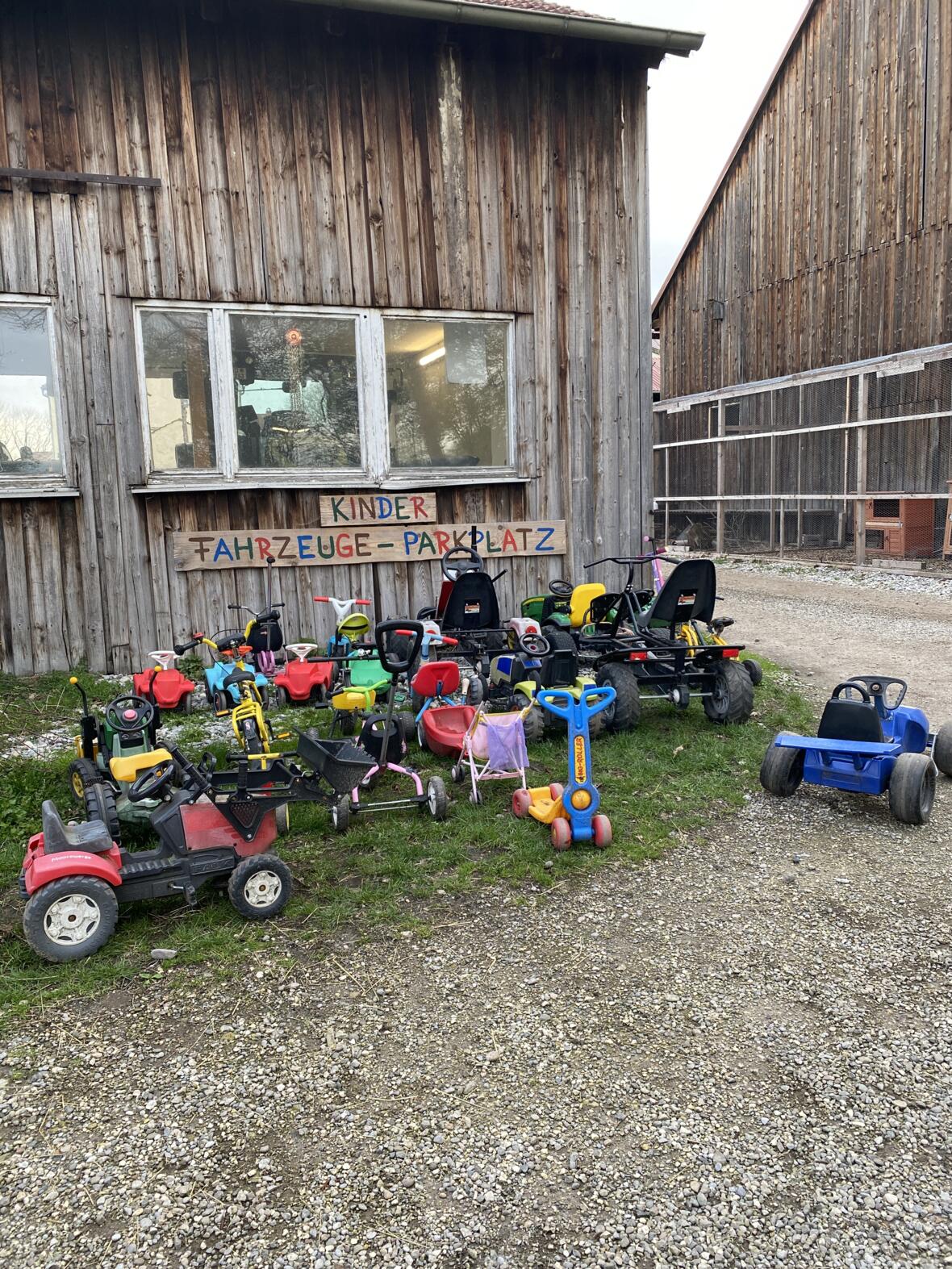 moorhof_kinder_fahrzeug_parkplatz_hoch-c-moorhof_karlshuld