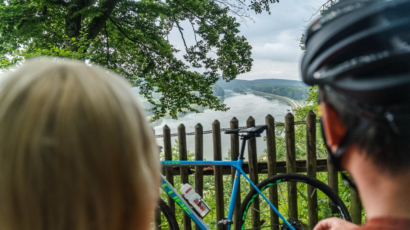 2021-finkenstein-radler-ausblick-koepfe-querformat-51-c-deusche-donau-maximilian-semsch