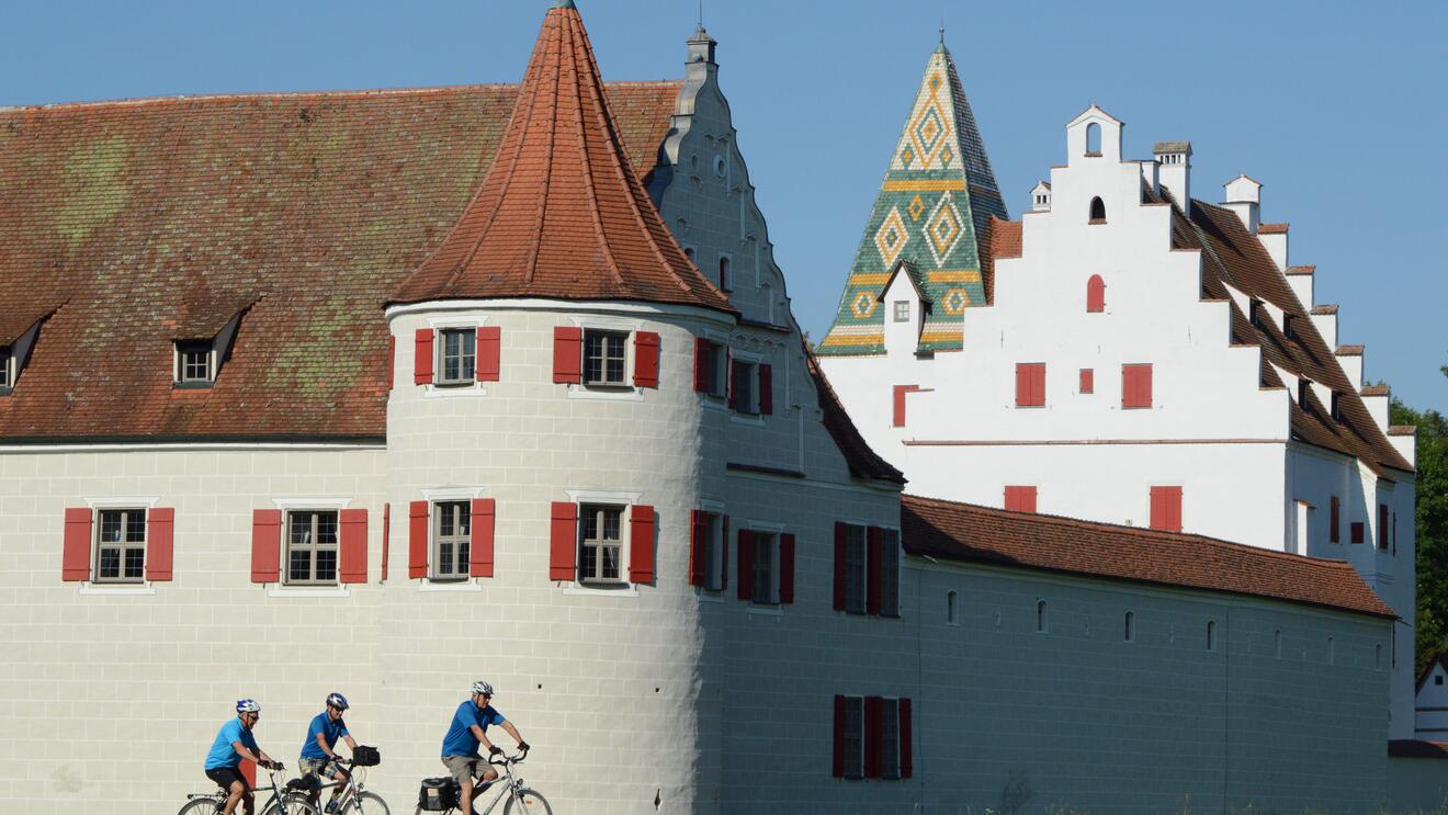 radfahrer-vorbei-jagdschloss-gruenau