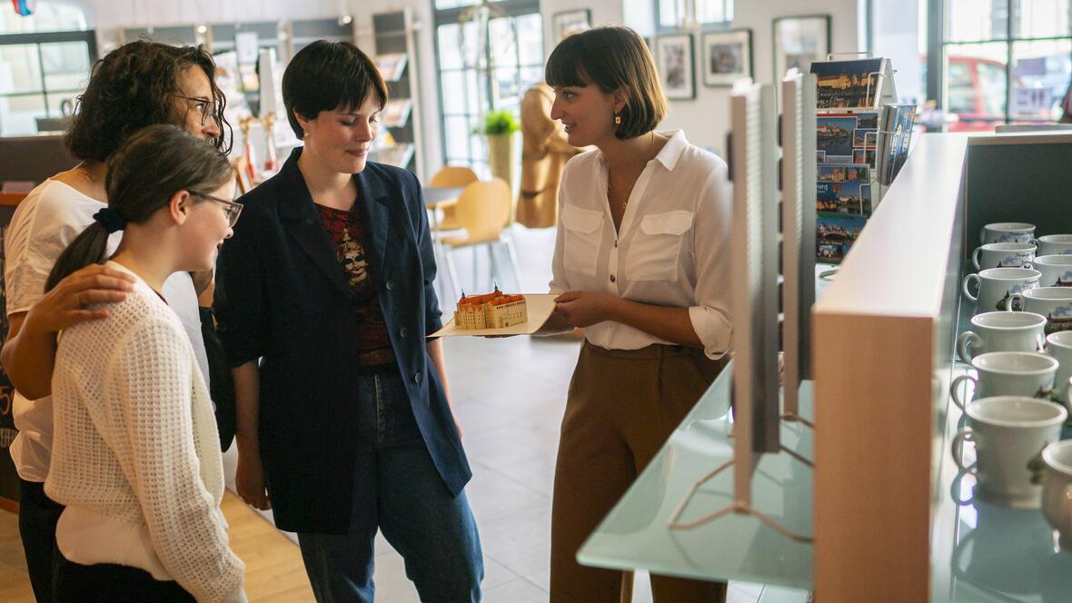 2022_tourist_info_beratung_souvenirs_quer_hr-c-dietmar_denger