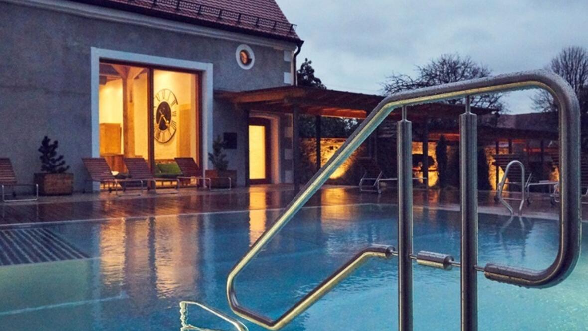 2024_gv_romantik_hotel_zum_klosterbraeu_pool_bei_nacht