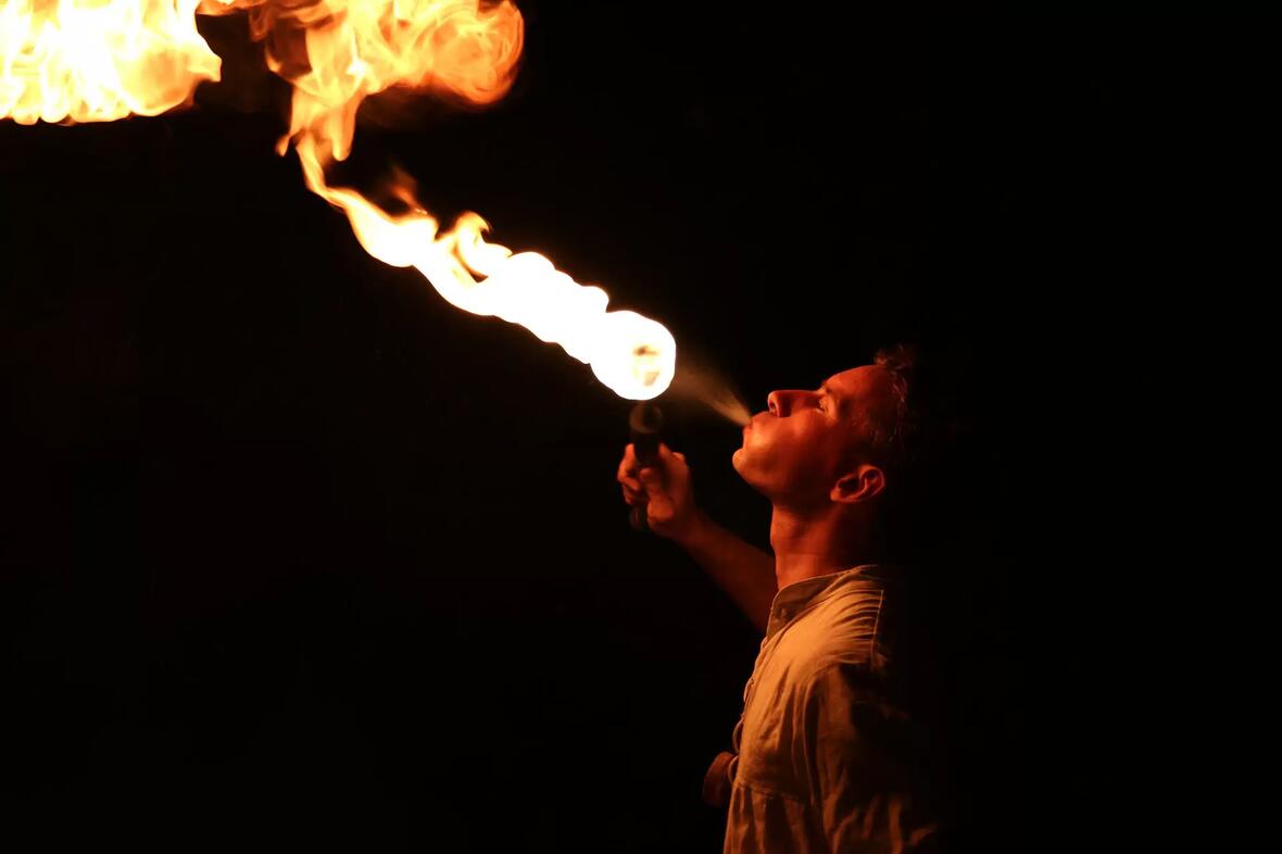 schlossfest_feuerspucker-c-verkehrsverein_freunde_der_stadt_neuburg_ev