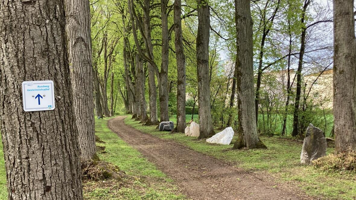 gesteinslehrpfad-mit-hinweisschild