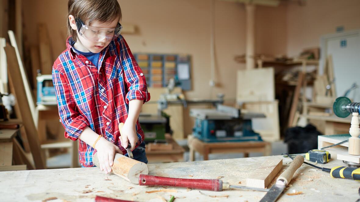 kinder_in_werkstatt_bauen